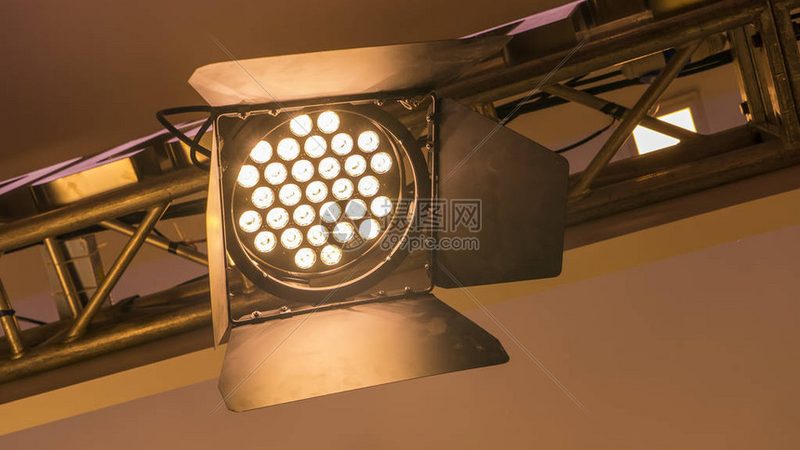庭院灯串安装方法图解：打造温馨庭院的必备指南